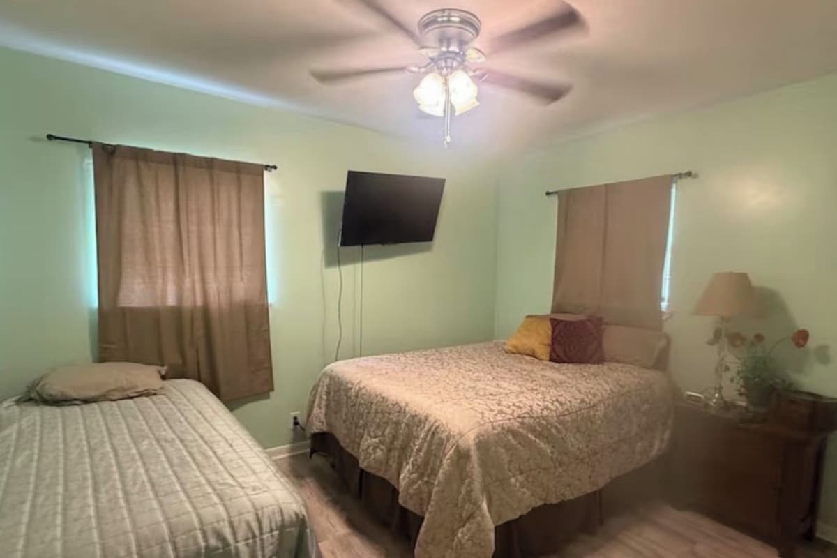 Habitación Deluxe con 1 cama doble o 2 individuales, patio | Cortinas opacas, tabla de planchar con plancha, wifi gratis
