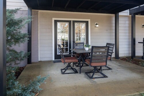 Old Taylor Place | Walk to Ole Miss | Pet Friendly