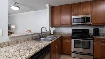 Coffee/tea maker, fridge, microwave, oven