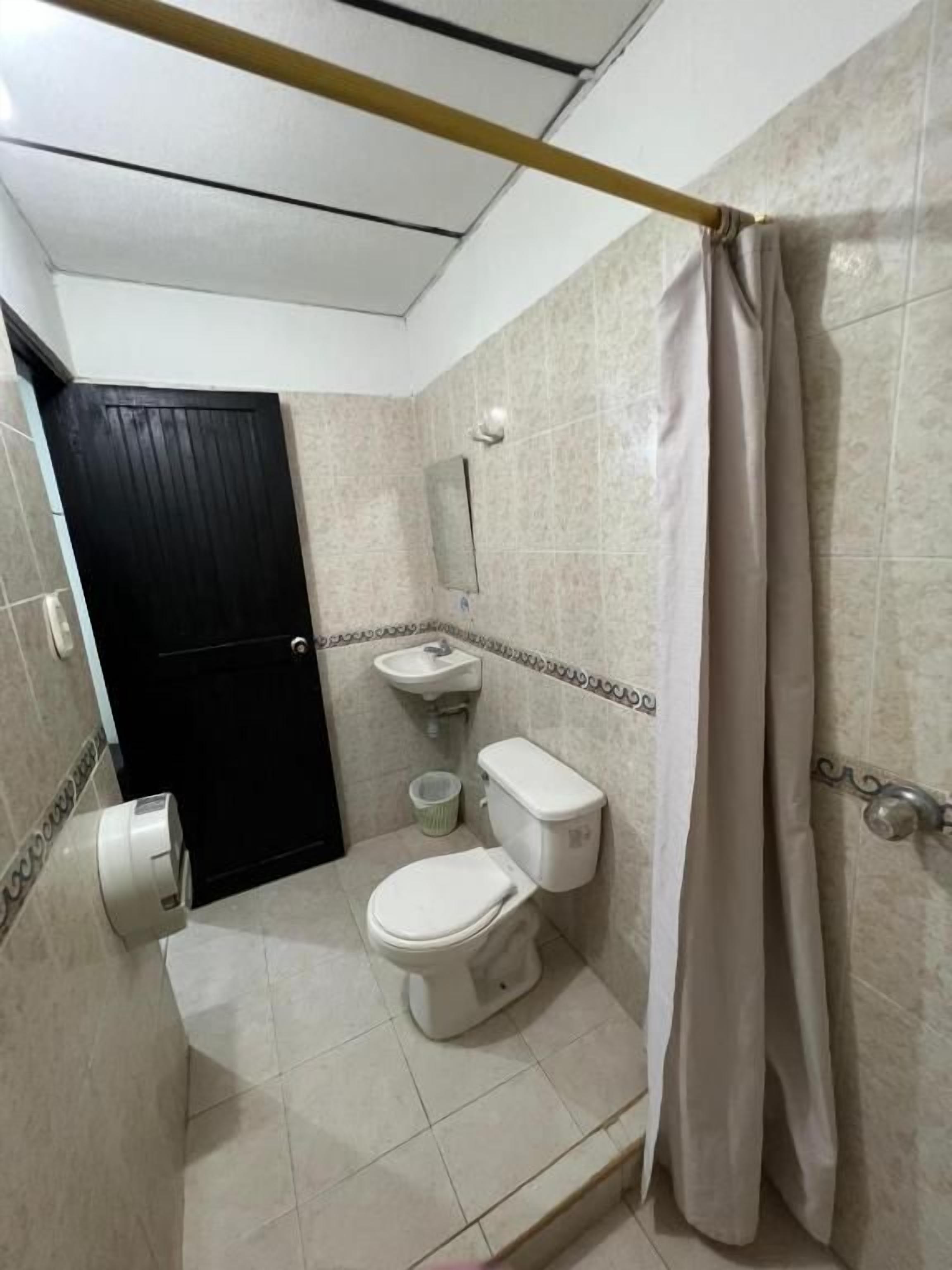 Habitación doble | Baño | Ducha, toallas, jabón y papel higiénico