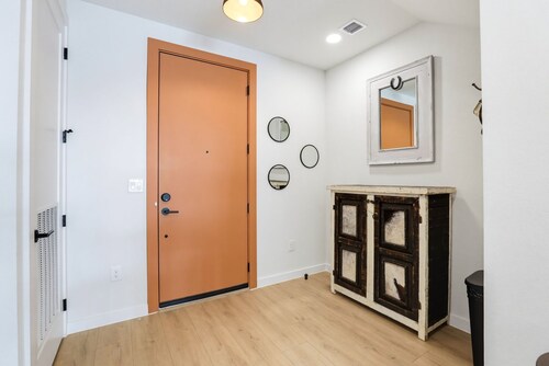 Unwind in Style: Luxe Condo Getaway!