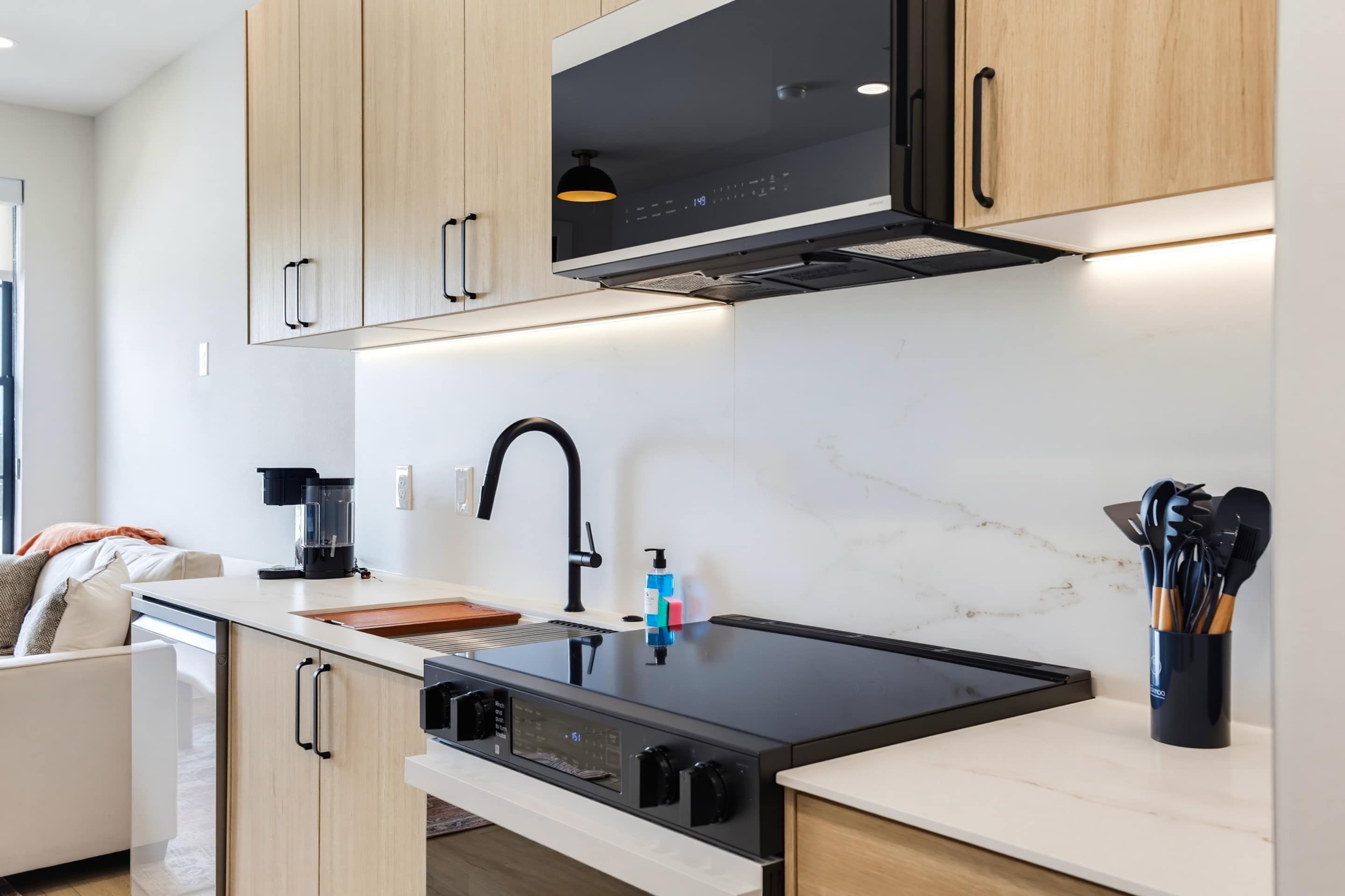 Condo, 1 Queen Bed, Balcony, City View (634 Cent pky - 1102) | Private kitchen