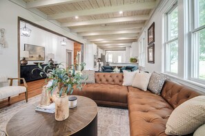 Nhà, nhiều giường, quang cảnh hồ bơi (3218 Ranch Road) | Khu phòng khách