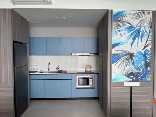 Seafront - Spacious 4-bedroom apartment in charming Langkawi with AC