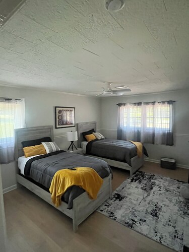 The Cozy Corner, 3BR Modern Comfort near Poverty Point