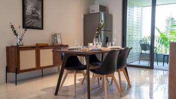 Una cucina moderna con zona pranzo, frigorifero e un'ampia finestra.