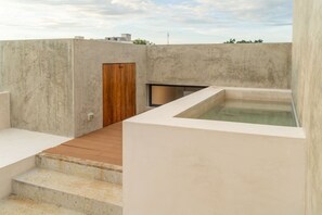 A rooftop terrace with a hot tub, a wooden door, and a small window. - Sudzal · 2 rec · 2 baños · Rooftop c/ Tina Privada (Merida)