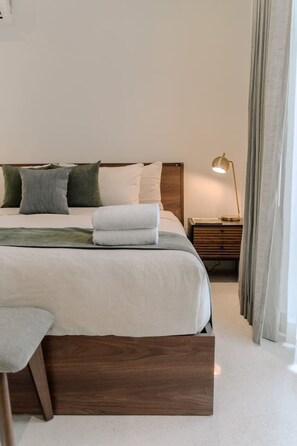 A bedroom with a bed, pillows, a bedside table, and a lamp. - Sudzal · 2 rec · 2 baños · Rooftop c/ Tina Privada (Merida)