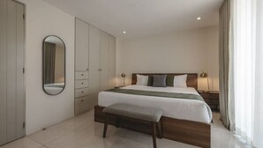 A modern bedroom with a large bed, a bedside table, a mirror, and a wardrobe. - Lepan · 1 rec · 1 baño · Balcón privado en Centro (Mérida)