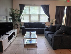 Living area - 4.5 Miles from Disney 4-bedroom townhome in tranquil Kissimmee with pool (Kissimmee)