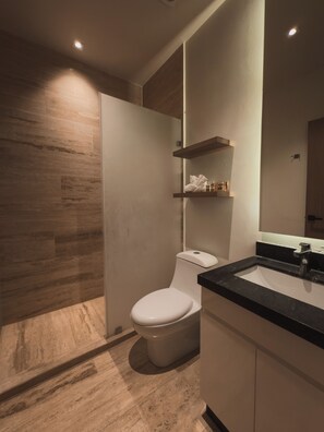 Ein modernes Badezimmer mit Toilette, Waschbecken und Spiegel.