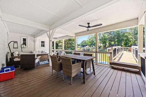 Amazing One of a kind 3 Bedroom Lakeside Chalet with Optional Boat Rental