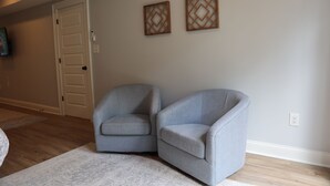 A room with two grey armchairs, a white door, and two decorative wall pieces. - Marvelous 5-bedroom house with tons of space in 5 Points (Athens)