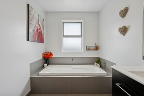 Unclassified image, 4 of 16, button - Central Otago Getaway | Modern 2-Bed (Cromwell)