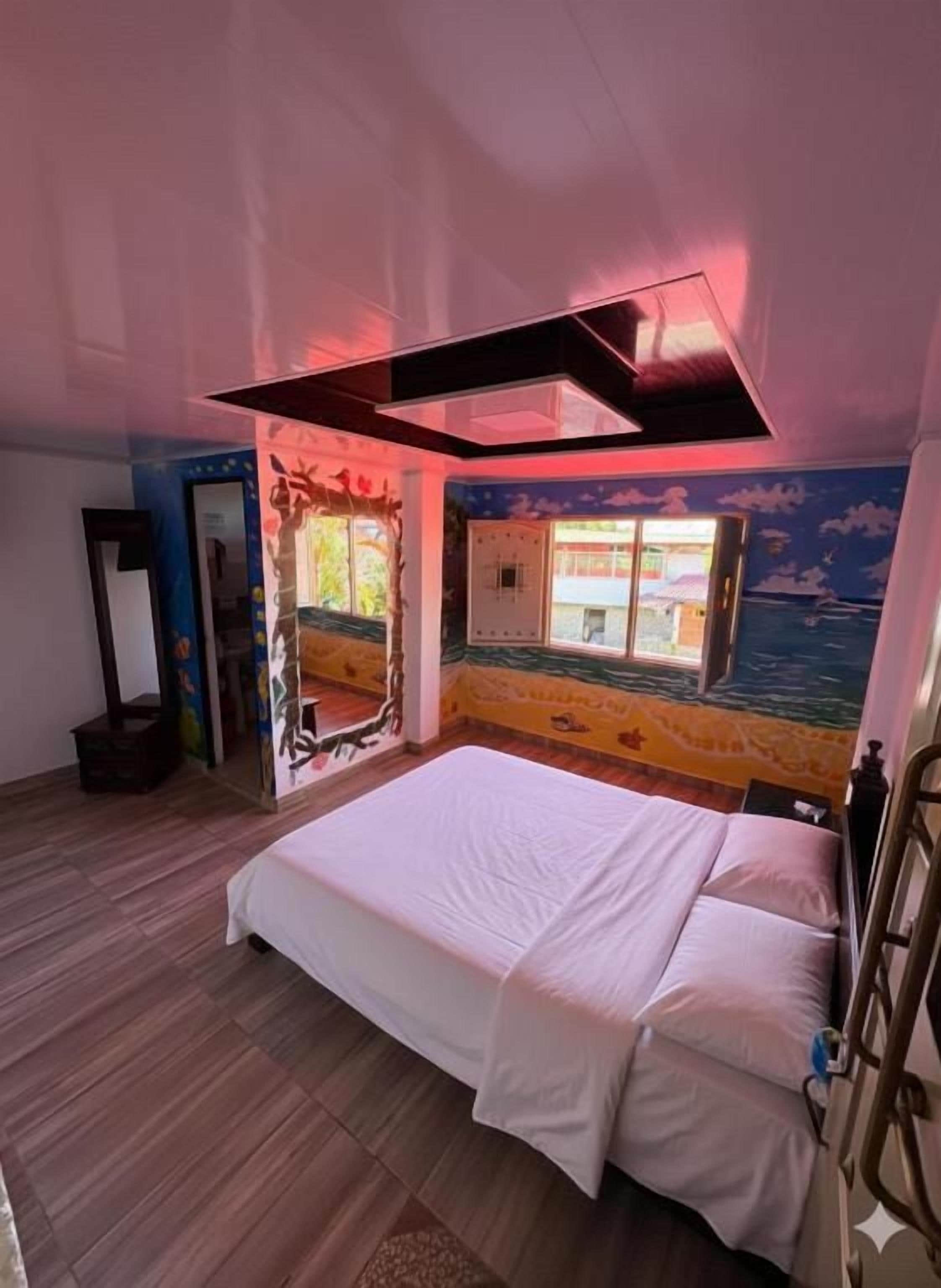 Quarto com cama, janela e porta.