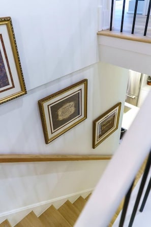 A staircase with wooden steps and white walls. - Lux Chicago House with 6 Bedrooms / Garage / Yard / Game Room (Chicago)