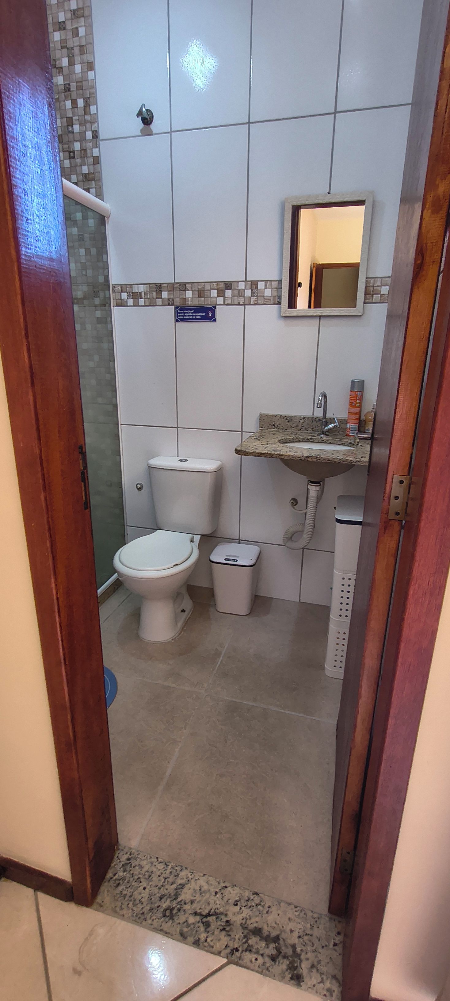 Un baño con inodoro, lavabo y espejo.