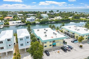 Ein Küstenhotel mit mehreren Gebäuden, einer Marina und Meerblick.