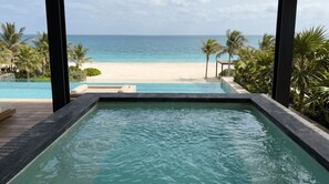 Une piscine avec vue sur une plage et l’océan.