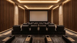 Une salle de cinéma avec des rangées de sièges en cuir noir, un grand écran et des murs recouverts de panneaux en bois.