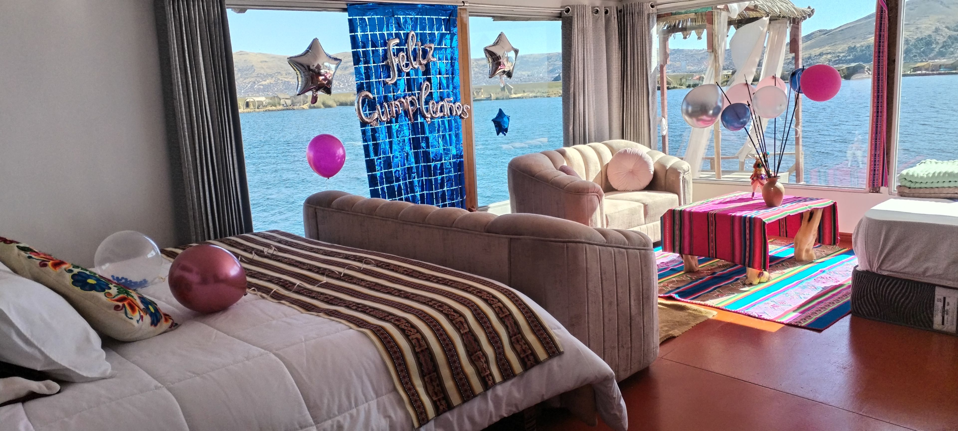 Deluxe Suite, Lake View | Laptop workspace