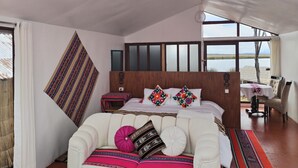 Laptop workspace - Titicaca Sariri lodge  (Puno)