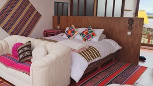Laptop workspace - Titicaca Sariri lodge  (Puno)