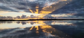 Una superficie acuática tranquila que refleja el cielo.