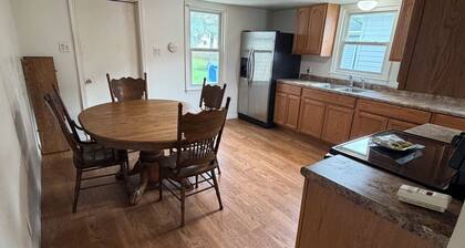Cozy 1-Bed Home - Perfect for Traveling Professionals & Contractors