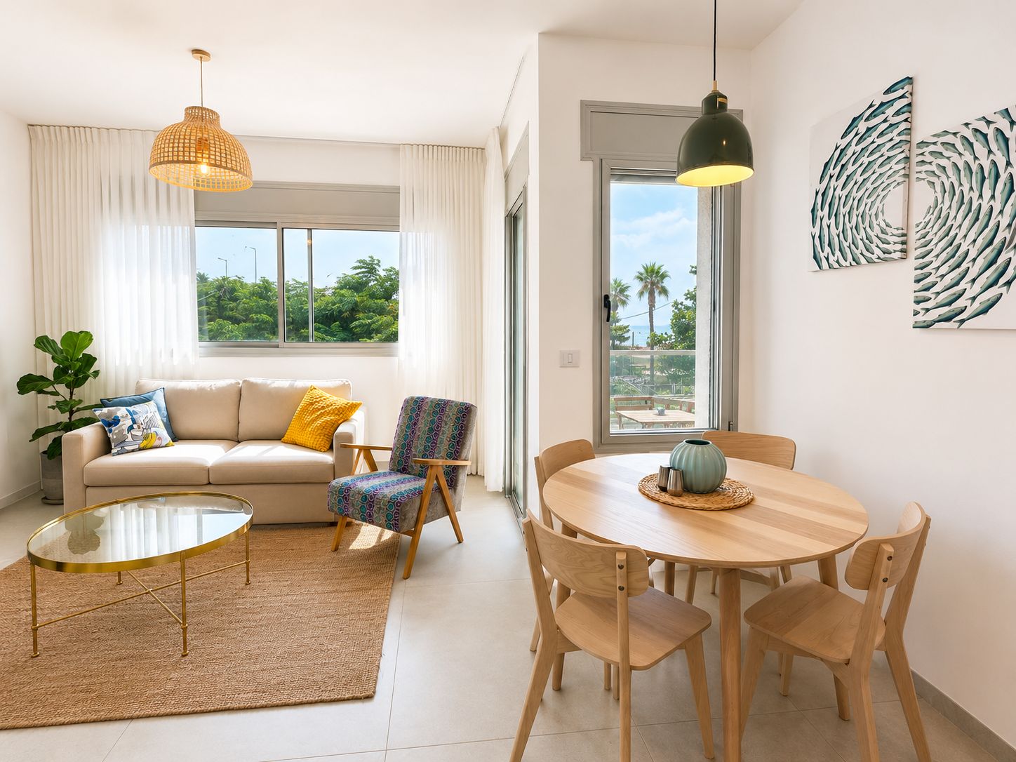 Una sala de estar moderna con sofá, sillón, mesa redonda de centro, mesa de comedor con sillas e iluminación colgante.