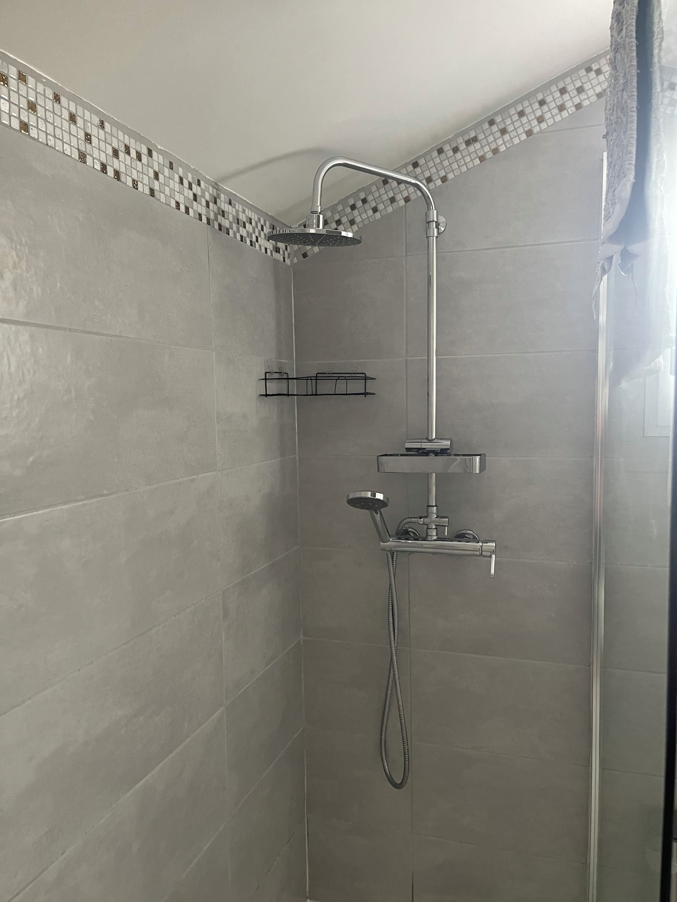 Dusche, Handtücher, Toilettenpapier