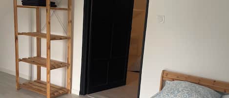 4 bedrooms, desk, WiFi (free), bed sheets