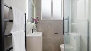 Unclassified image, 4 of 6, button - Cozy room in a newly built modern house. (Pukekohe)