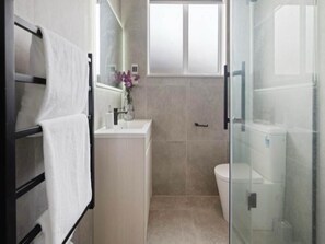 Bathroom - Cozy room in a newly built modern house. (Pukekohe)