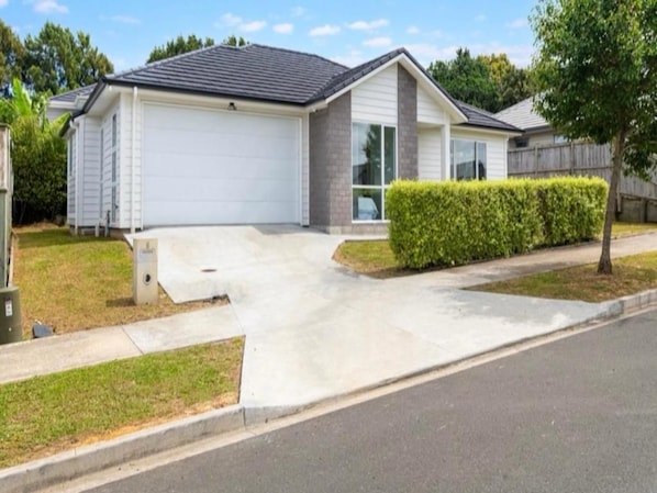 Exterior - Cozy room in a newly built modern house. (Pukekohe)