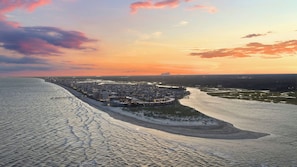 Beach - Tropical Fun (Unit B) - 4BR, 4BA Oceanfront Property w/ Pool (Sleeps 16) (North Myrtle Beach)
