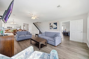 Living area - Tropical Fun (Unit B) - 4BR, 4BA Oceanfront Property w/ Pool (Sleeps 16) (North Myrtle Beach)