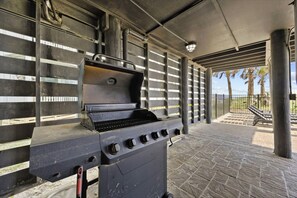 Terrace/patio - Tropical Fun (Unit B) - 4BR, 4BA Oceanfront Property w/ Pool (Sleeps 16) (North Myrtle Beach)