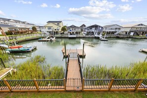 A waterfront property with a dock leading to a marina, surrounded by residential buildings. - Salty Breeze - Cozy 4BR Beach House w/ Private Dock (Sleeps 10) (North Myrtle Beach)