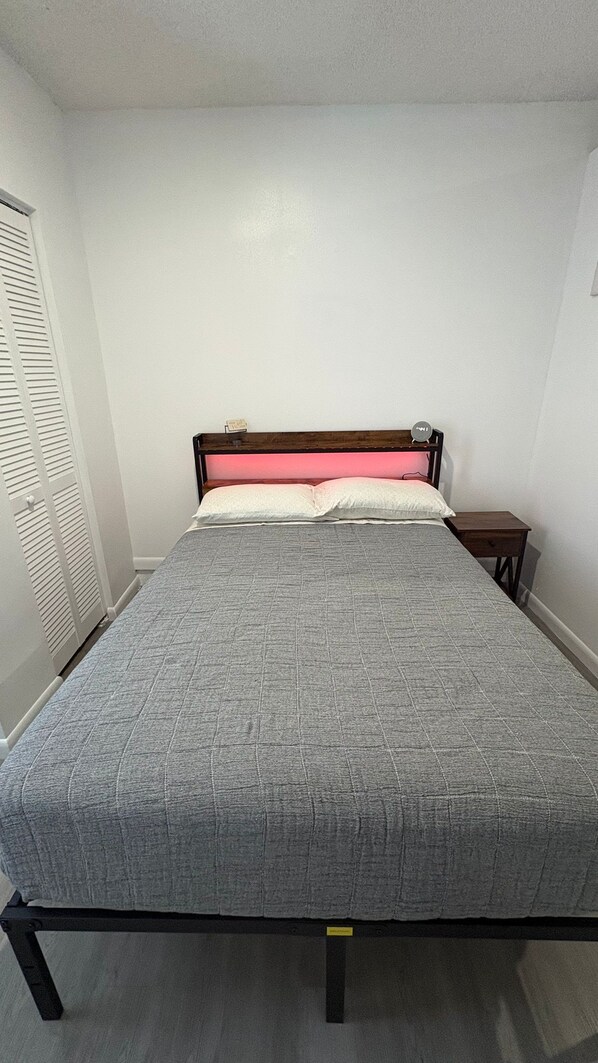 Room - Lovely Tiny House in Tampa Town and Country. 1 or 2 people. Excellent Location. (Tampa)