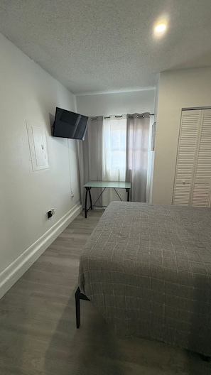 Room - Lovely Tiny House in Tampa Town and Country. 1 or 2 people. Excellent Location. (Tampa)