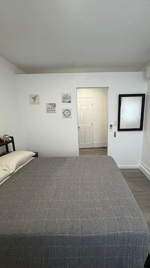 Room - Lovely Tiny House in Tampa Town and Country. 1 or 2 people. Excellent Location. (Tampa)