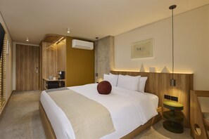 Suite superior, balcón, vista a la ciudad | Escritorio y wifi gratis 