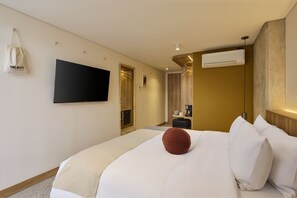 Suite superior, balcón, vista a la ciudad | Escritorio y wifi gratis 
