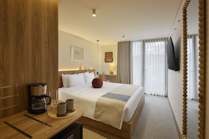Suite superior, balcón, vista a la ciudad | Escritorio y wifi gratis 