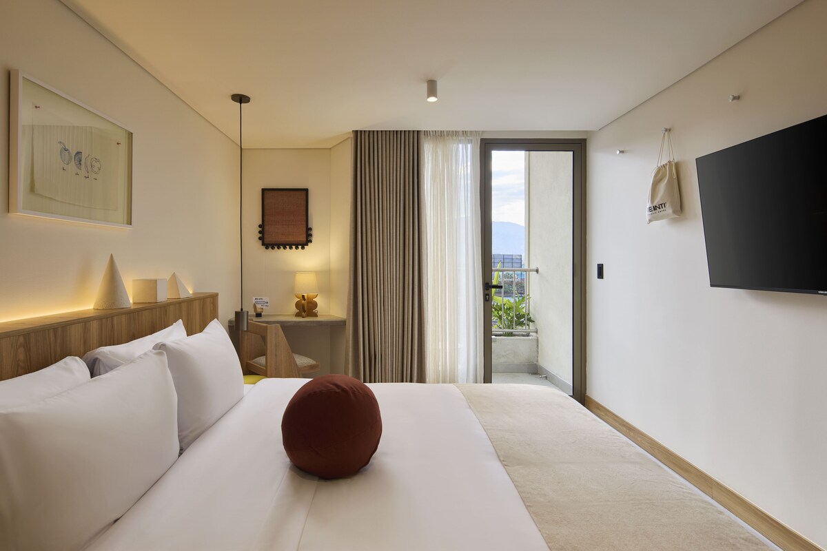 Suite superior, balcón, vista a la ciudad | Escritorio y wifi gratis 