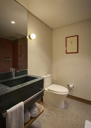 Suite superior, balcón, vista a la ciudad | Baño | Regadera, jabón, shampoo, papel de baño 