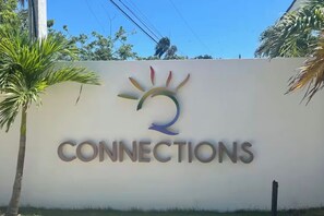 Ein Schild mit dem Wort 'CONNECTIONS' und einer stiliserten Sonnendarstellung.