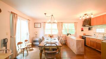 House, 3 Bedrooms, Patio, Garden View | Private kitchen | Full-size fridge, microwave, oven, stovetop