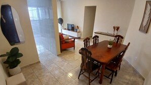 Deluxe Apartment, Balcony, City View | Dining - SHB 1 min praia - Família - Aconchegante (Praia Grande)